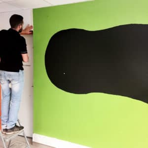 Jérémy qui peint le mur