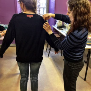 Couture sur un pull