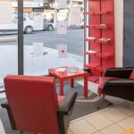 fauteuil devant vitrine